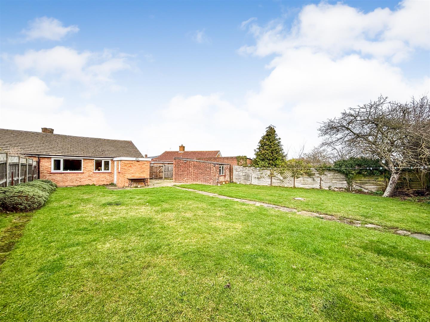2 bed property in High View, Bedford